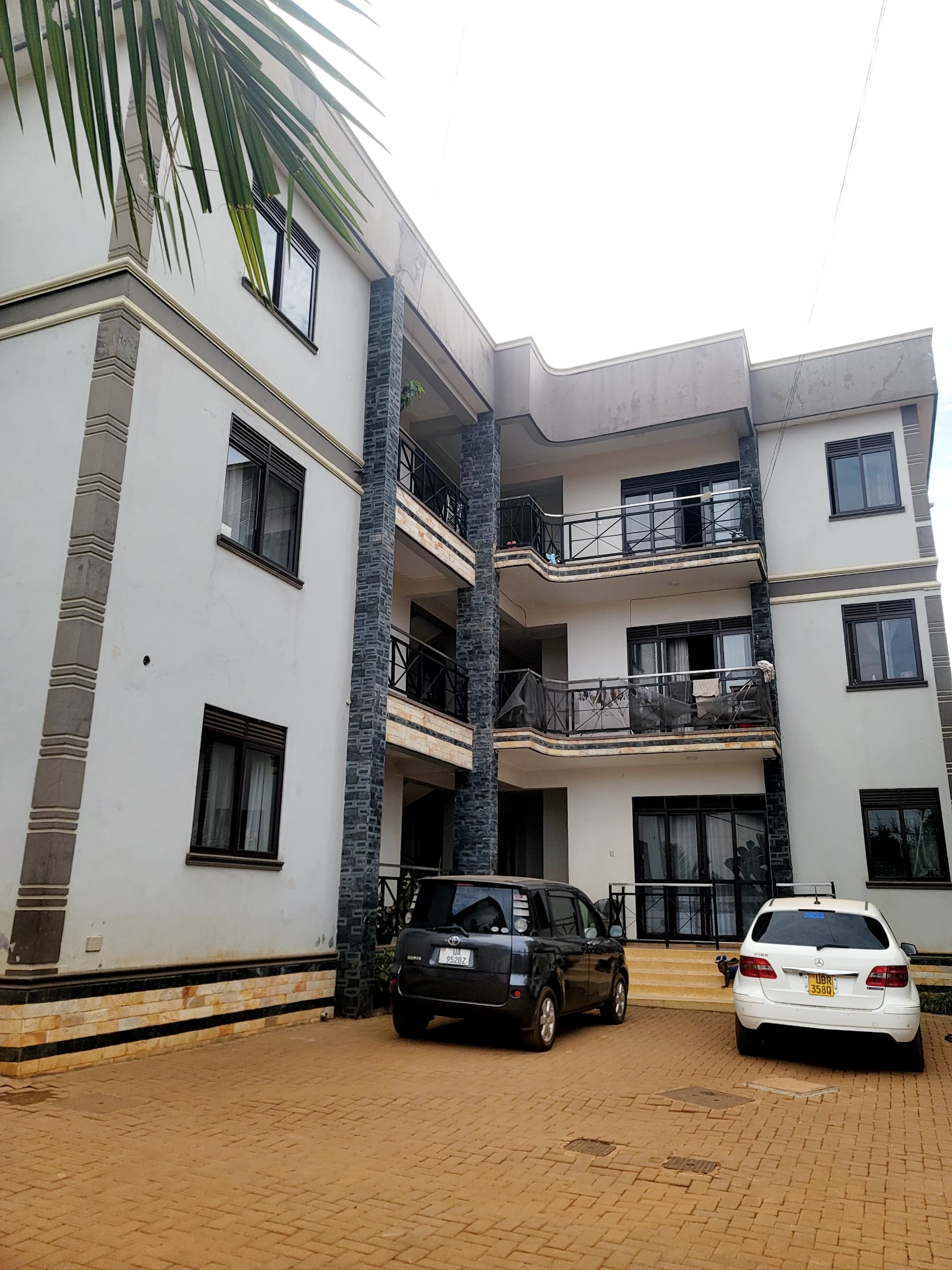 FLAT HOUSE FOR SALE SSEGUKU HILL ENTEBBE ROAD. 7BEDROOMS SELF CONTAINED
