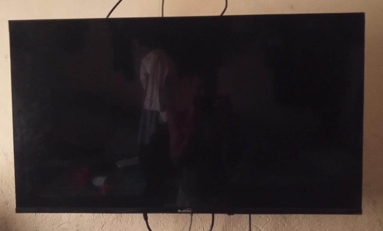 smart tv inch 40 black ark, no crack well intact