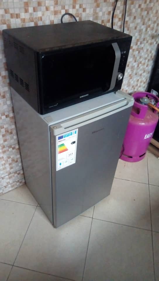 HISENSE SINGLE-DOOR FRIDGE WITH FREEZER COMPARTMENT - UGX 300,000