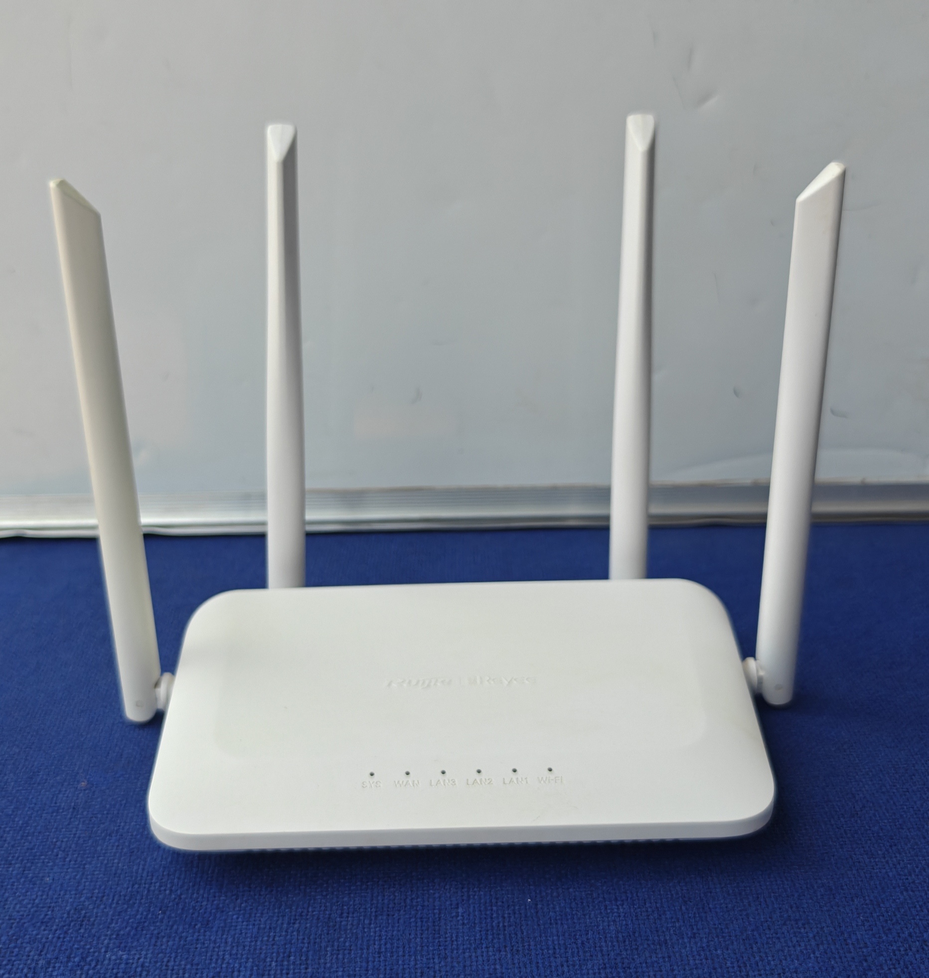 4-Antenna WiFi Router - White
