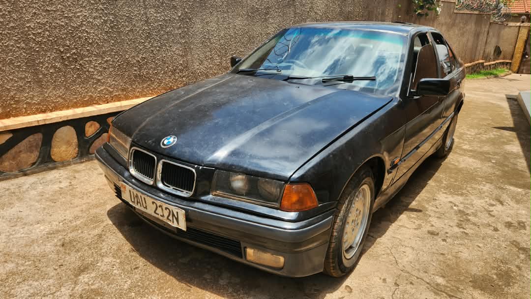 BMW 318i Sedan - Black, Manual Transmission, Well-Maintained
