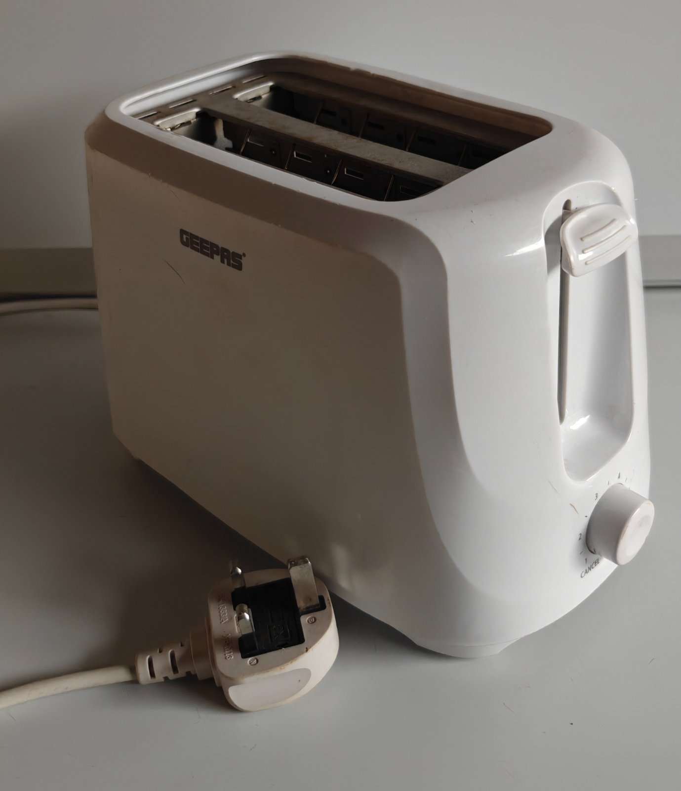 Geepas 2-Slice Pop-Up Toaster - White