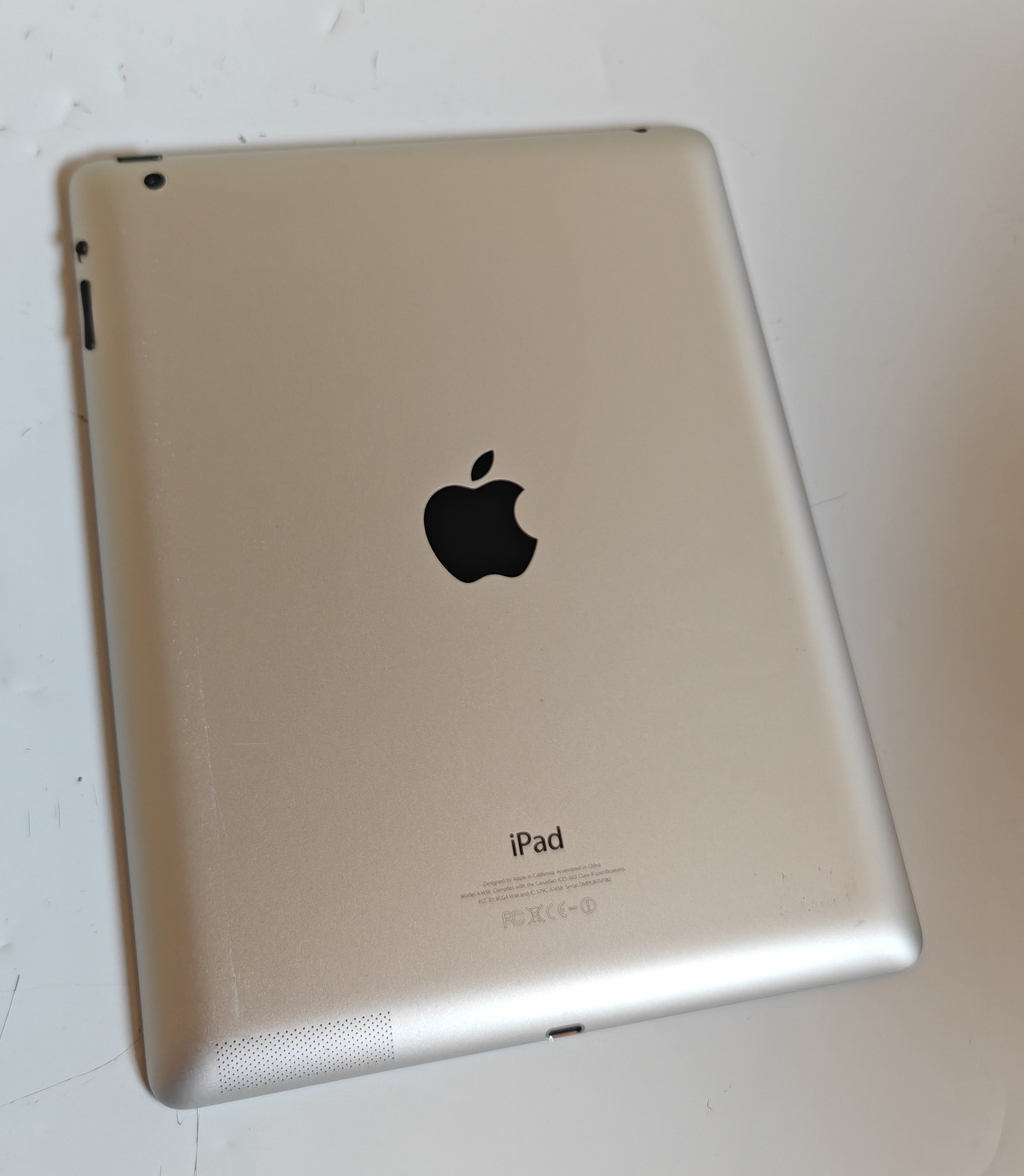 iPad 4 (A1458) 16GB WiFi – UGX 200,000