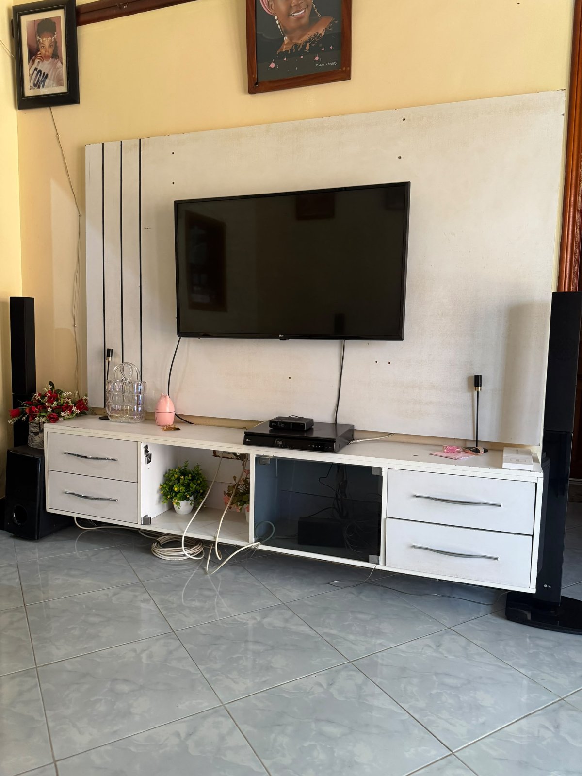 📺 LG 65" TV – Wall-Mountable Big-screen LG TV with a sharp