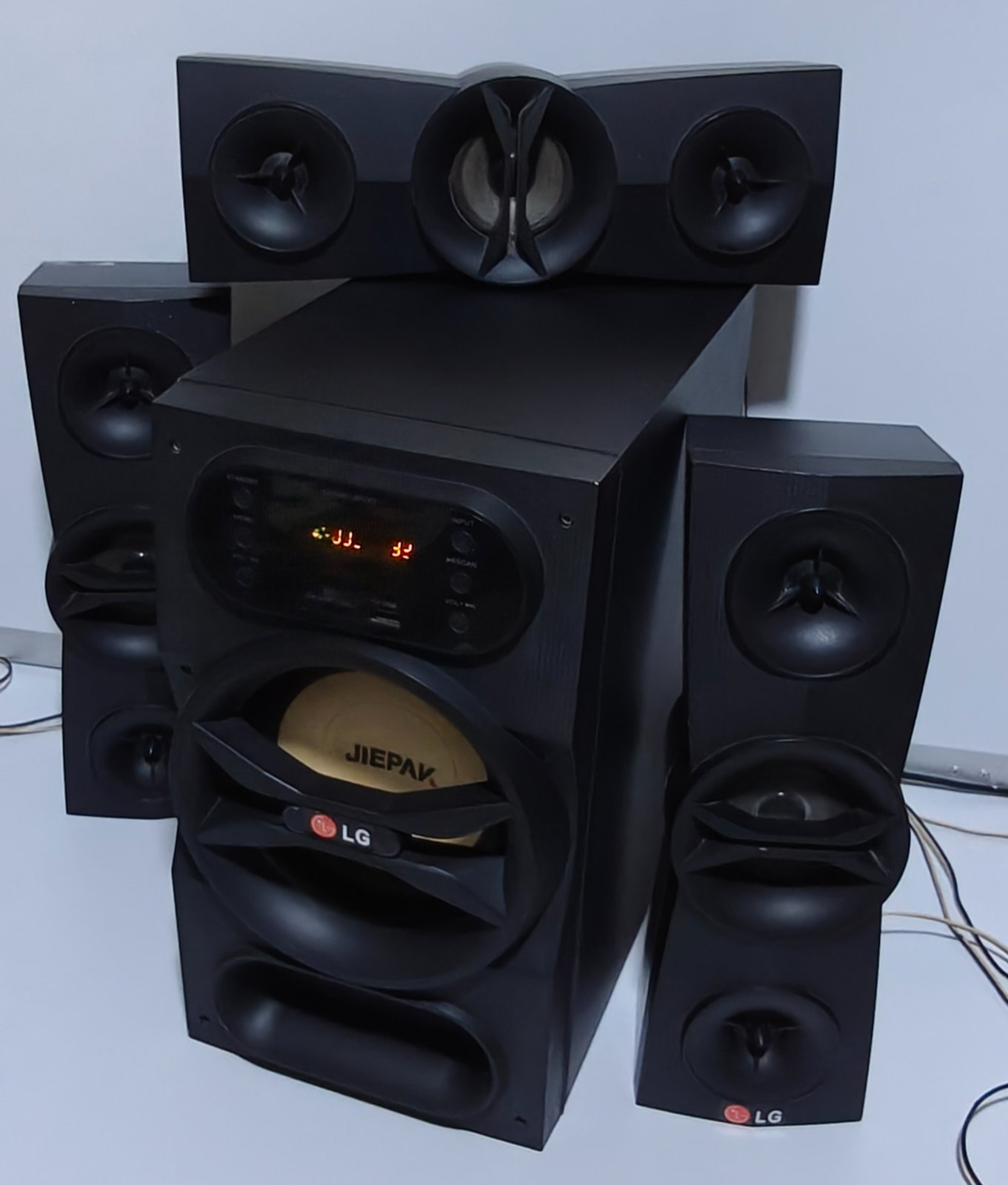 LG Jiepak 3.1 Channel Home Theatre System with DVD Player