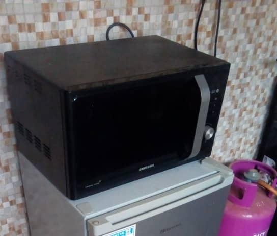 Samsung Black Microwave Oven - 20L Capacity