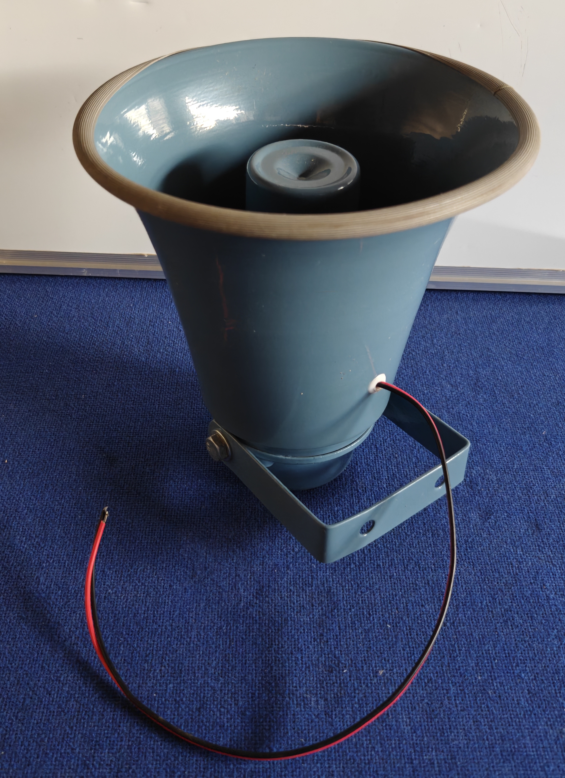 Blue Horn Speaker with Stand and Power Cable