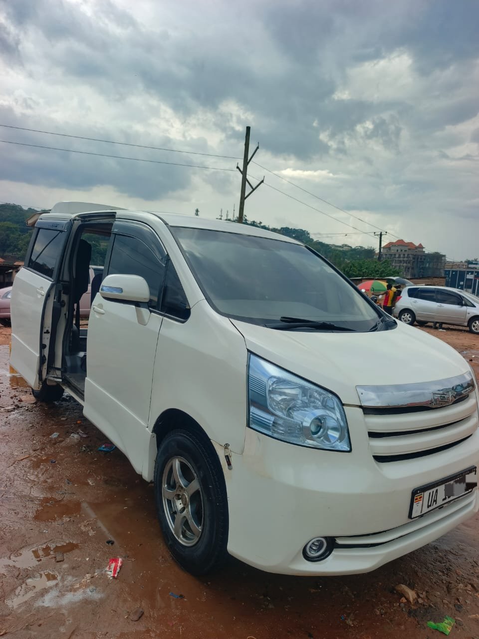 Toyota Noah 2010 White 7-Seater Van - UA Registered