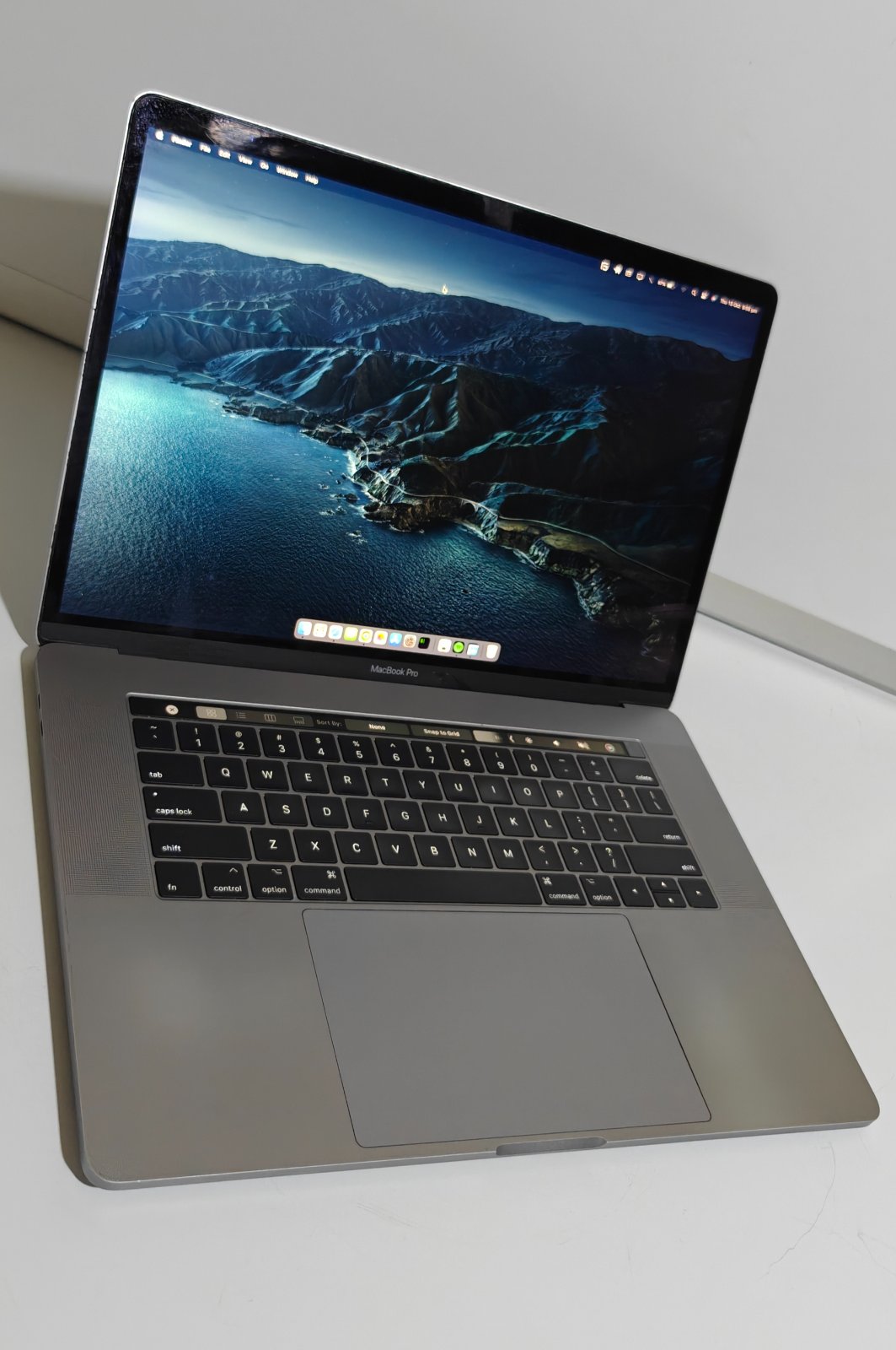 MacBook Pro 15-inch 2017 - Intel Core i7, 16GB RAM, Radeon Pro 560
