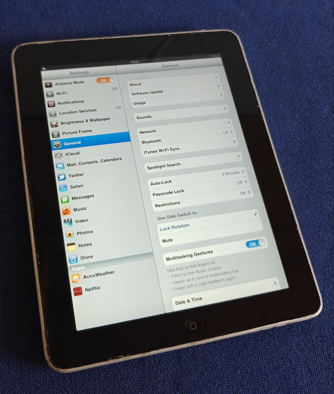 Apple iPad 1st Generation 16GB WiFi White Tablet