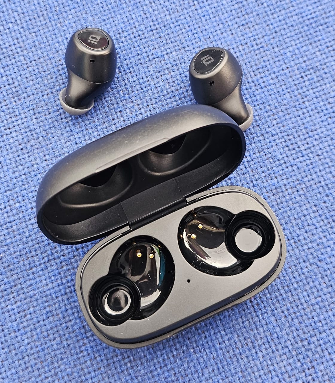 Wireless Earbuds with Charging Case - Black & Silver