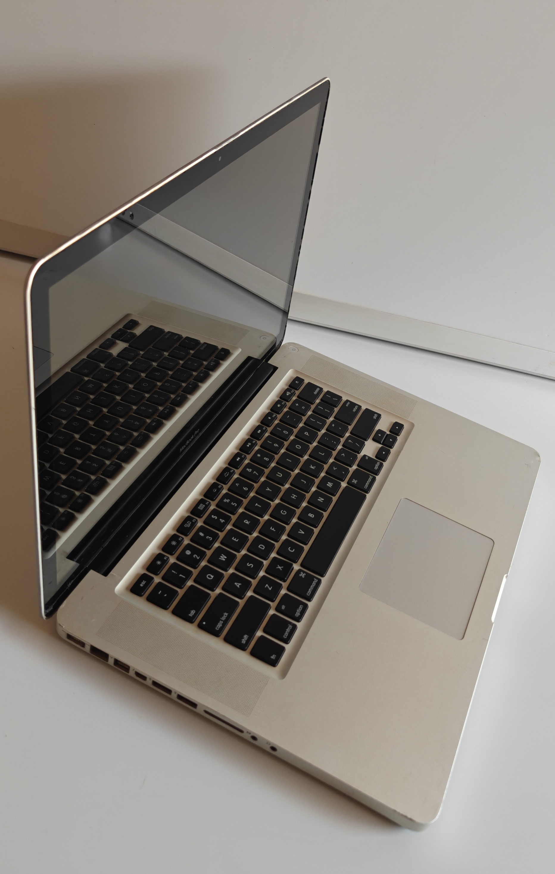 MacBook Pro 2011 - Intel Core i5, 4GB RAM, 500GB HDD