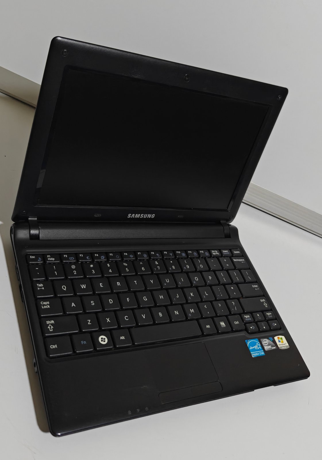Samsung 10" Mini Laptop, Intel Celeron – UGX 200,000