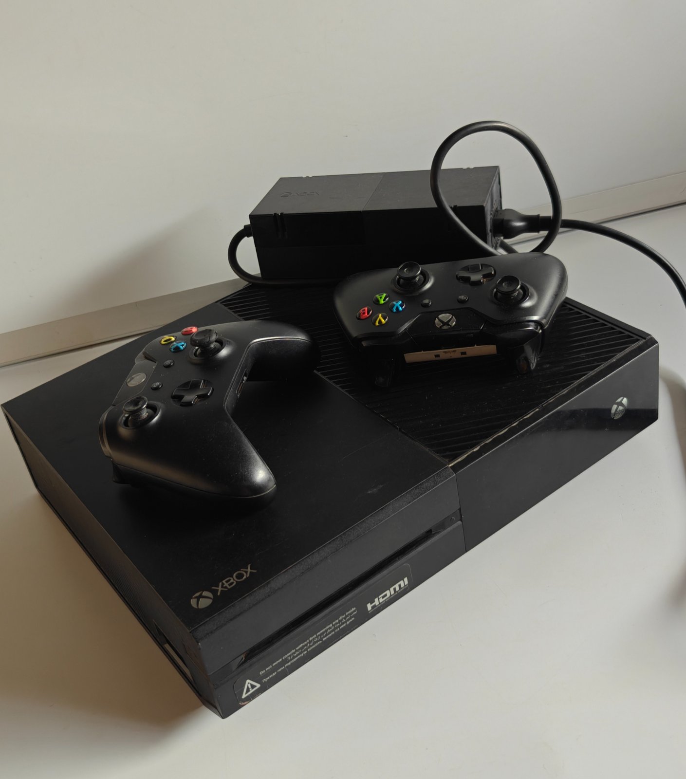 Xbox One 1TB + 2 Controllers + 7 Games -