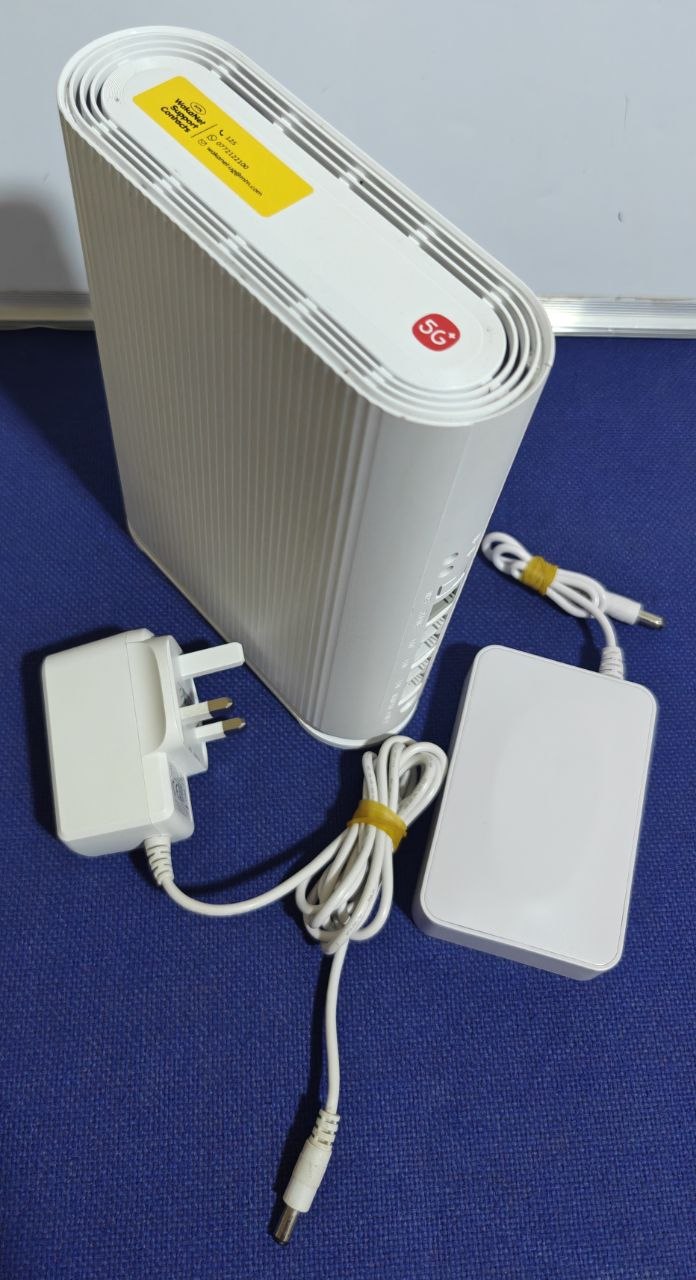 ZTE G5TS 5G WiFi Router with Power Adapter