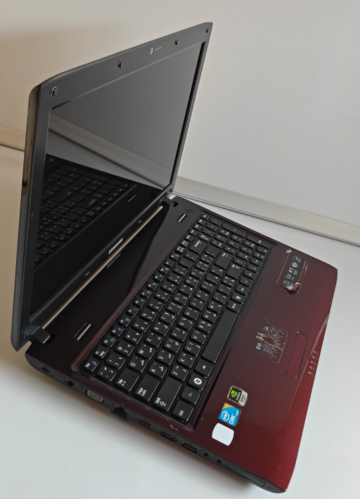 Samsung NP-R730 Red Laptop - Intel i3, 4GB RAM, Windows 7