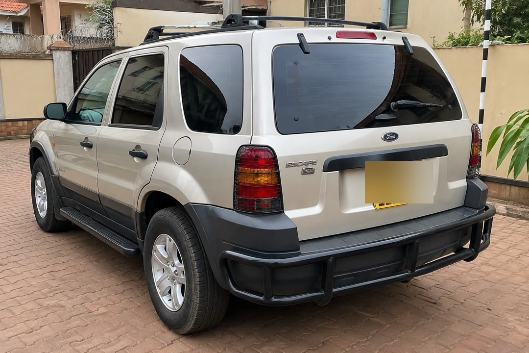 Ford Escape XLT 2008 - White SUV with Black Cladding